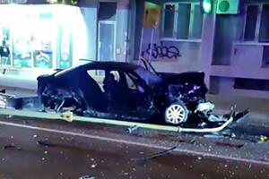 TEŠKA SAOBRAĆAJKA U KRAGUJEVCU! Maloletnik BMW-om otkinuo banderu, vozilo potpuno uništeno! S njim u autu bile i 2 devojke