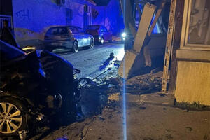 "JEL' TO NEKO NAMERNO SRUŠIO?" Stanari Šumatovačke u šoku nakon nesreće: Automobil udario u dograđeni deo kuće