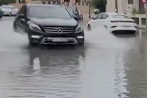 ALARMANTNO STANJE U DUBAIJU: Kiša neprestano pada, ulice poplavljene, a stanovništvo u strahu da se ne desi ISTI SCENARIO (VIDEO)