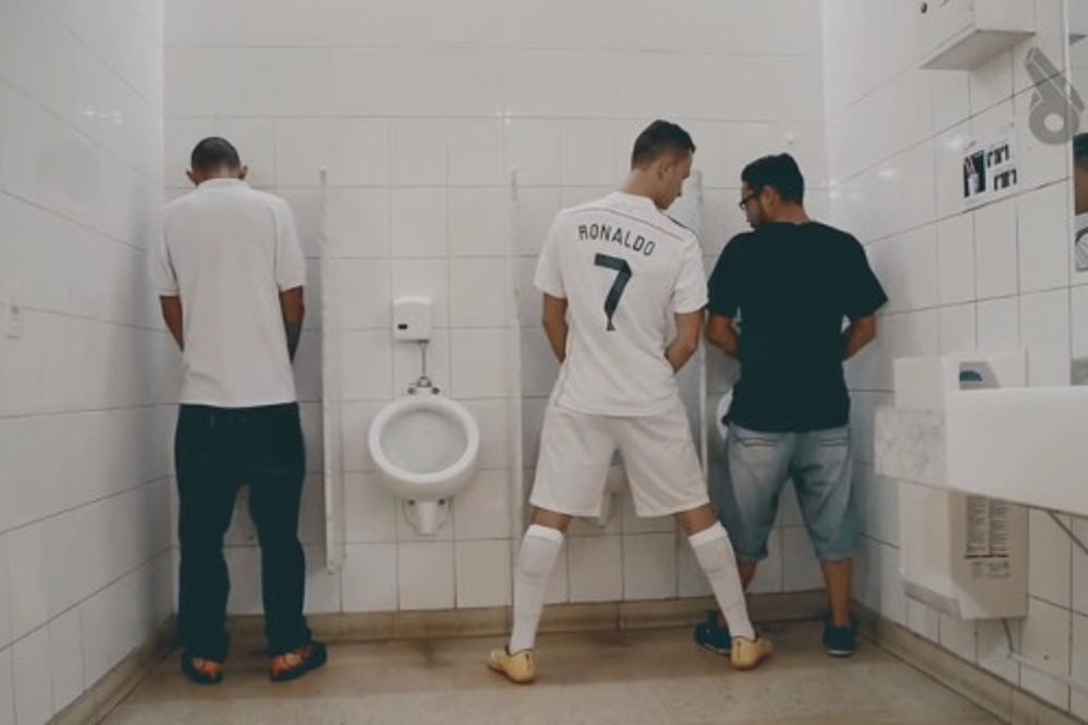 Азиатки в мужском туалете 