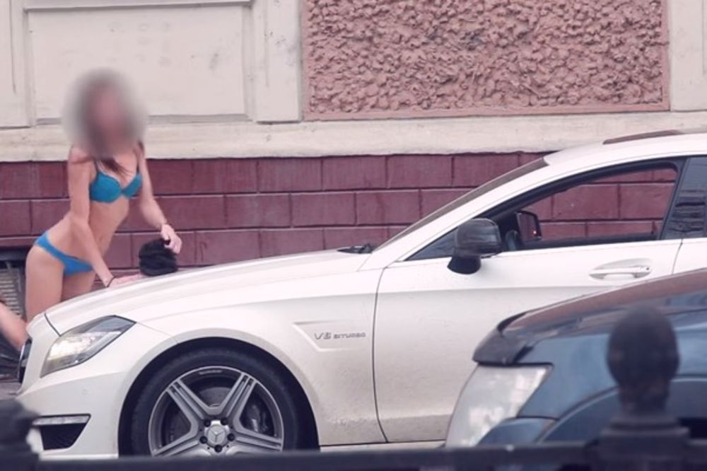 Порно - молодая голая девушка решила помыть машину а получила еблю