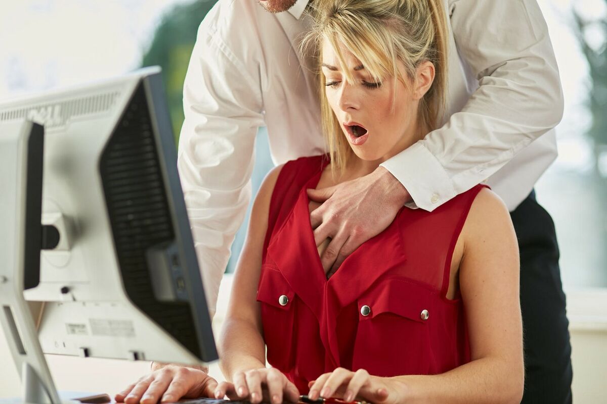 Сотрудник лапает секретаршу за ее груди гиф