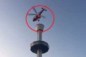 (VIDEO) JEZIVO! OSTALI ZAROBLJENI KA KULI VISOKOJ 53 METRA: Pogledajte dramatičnu akciju spasavanja helikopterom!