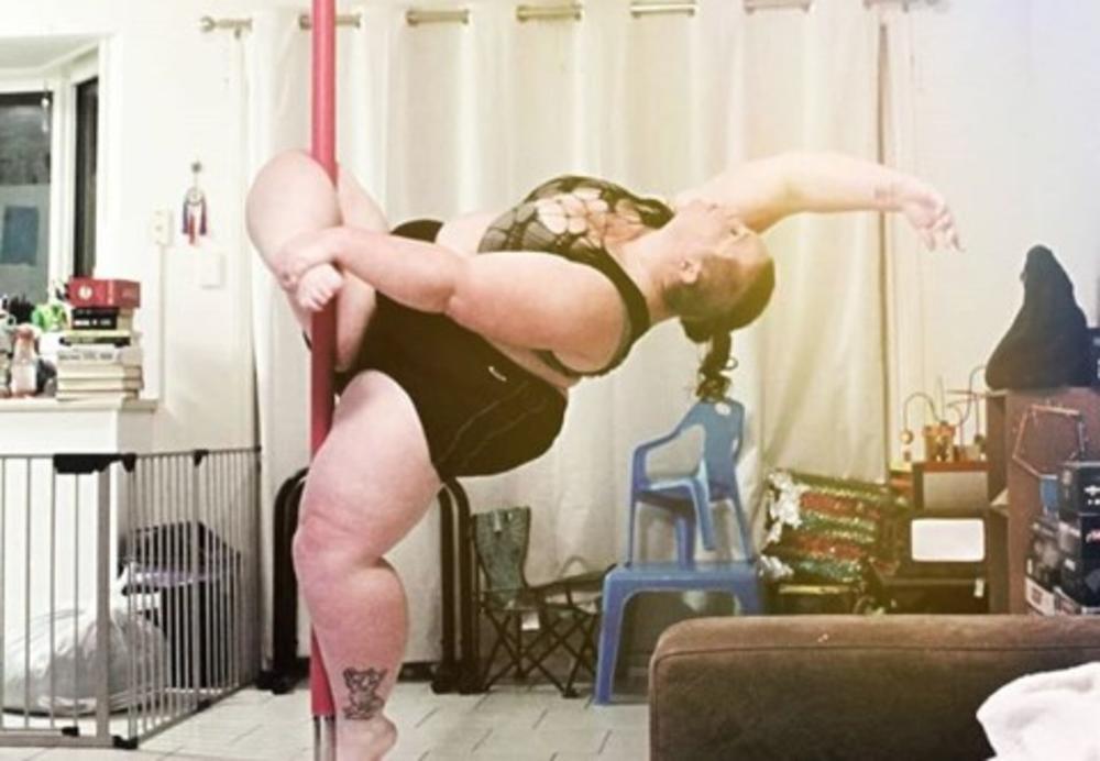 Гибкая гимнастка сосёт толстый ствол