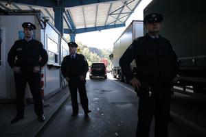 LAŽNE TESTOVE NA KORONU KUPILI U KAFANI U NOVOM PAZARU: Policija otkrila falsifikovana dokumenta na prelazu Brnjak