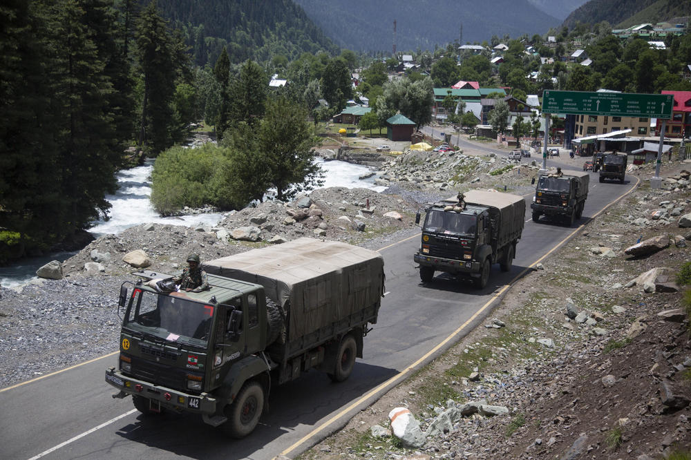 NESREĆA ZBOG LOŠE ODRŽAVANOG PLANINSKOG PUTA: Kamion sa indijskim vojnicima skliznuo u klisuru, vozilo smrskano, 16 poginulih