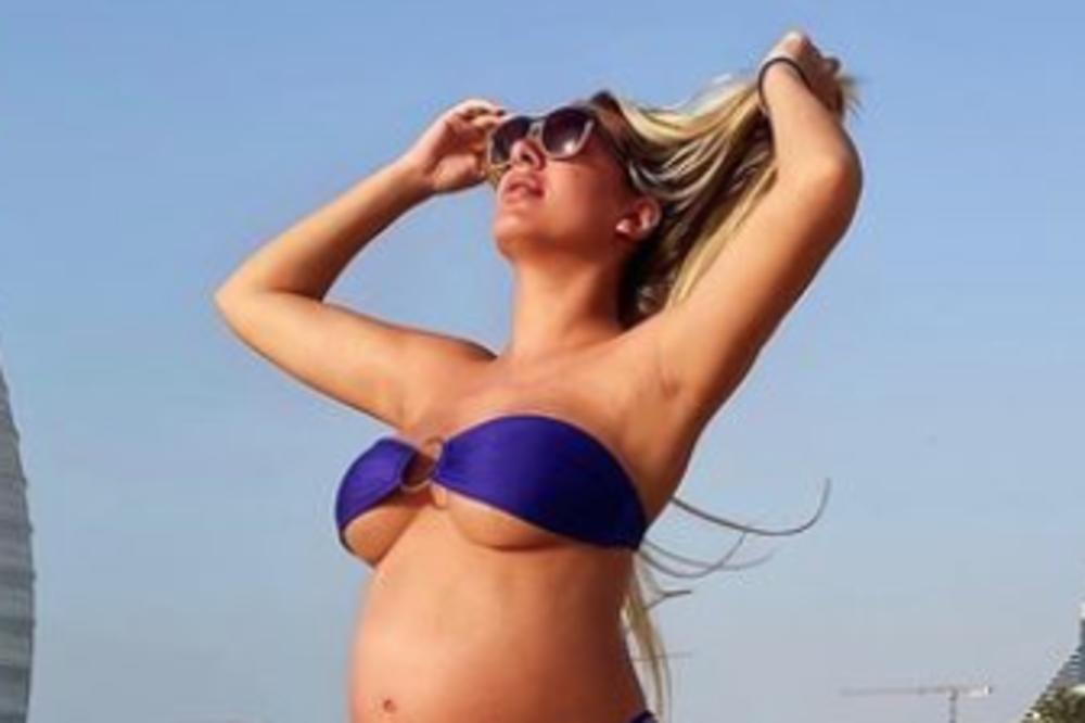 KUPAĆI JEDVA POKRIO BUJNE GRUDI! Luna Đogani objavila fotku s plaže iz Dubaija: Osunčala ZANOSNO telo i trudnički STOMAK! (FOTO)