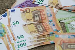 DINAR STABILAN: Evro danas 117,67 po srednjem kursu