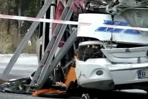 NESREĆA U BUGARSKOJ: U sudaru autobusa i parkiranog automobila poginule 4 osobe, 8 povređeno FOTO, VIDEO