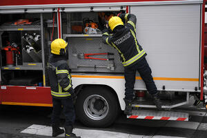 EKSPLODIRAO BOJLER, BUKNULA VATRA U KUĆI: Požar u Budisavi, vatrogasci na terenu (FOTO)