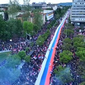 VELIČANSTVENO: Zastava Republike Srpske duga 500 metara razvijena na mitingu