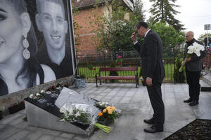 ZLOČIN KOJI JE OSTAVIO DUBOKU RANU NA DUŠI SRBIJE: Vučić položio cveće na mestu ubistva Kristine, Milana i Dalibora u selu Dubona