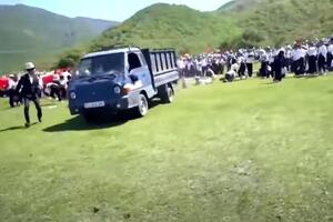 KAMION ULETEO NA DEČIJI FESTIVAL: Vozač nije povukao ručnu kočnicu, pregaženo 29 učenika, dron snimio UZNEMIRUJUĆE SCENE (VIDEO)