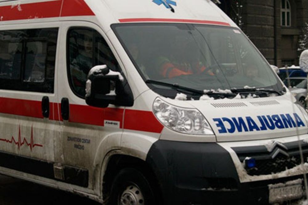 PADINSKA SKELA: Dva pacijenta na dijalizi satima zavejana u kolima Hitne pomoći