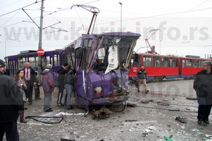POGLEDAJTE SCENE HORORA: Lančani sudar kamiona i dva tramvaja, 20 povređenih, dvoje kritično