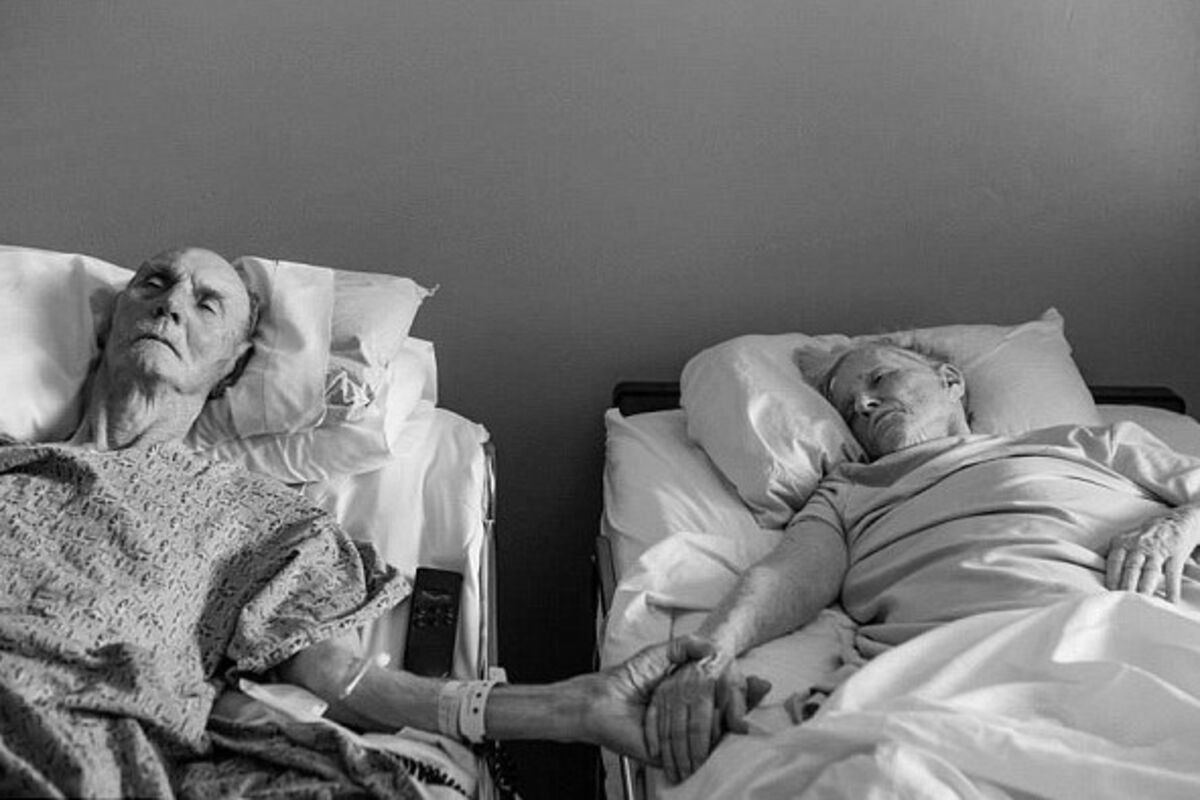 Обнимать умершего дедушку. Старая пара в больнице. Фотография до смерти пожилые.