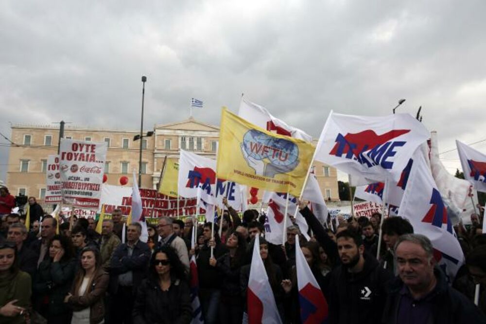 MASOVNI PROTESTI: 25.000 Grka izašlo pred parlament zbog oštrih mera štednje