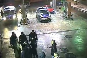 (VIDEO) ČISTO IŽIVLJAVANJE: Pogledajte kako je bečka policija brutalno pretukla ženu na pumpi!
