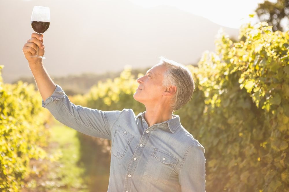 ČOVEK DOBIO NEVEROVATNO NASLEDSTVO: Dve flaše vina vredne 80.000 evra, a evo gde su završile! Ljudi u neverici!