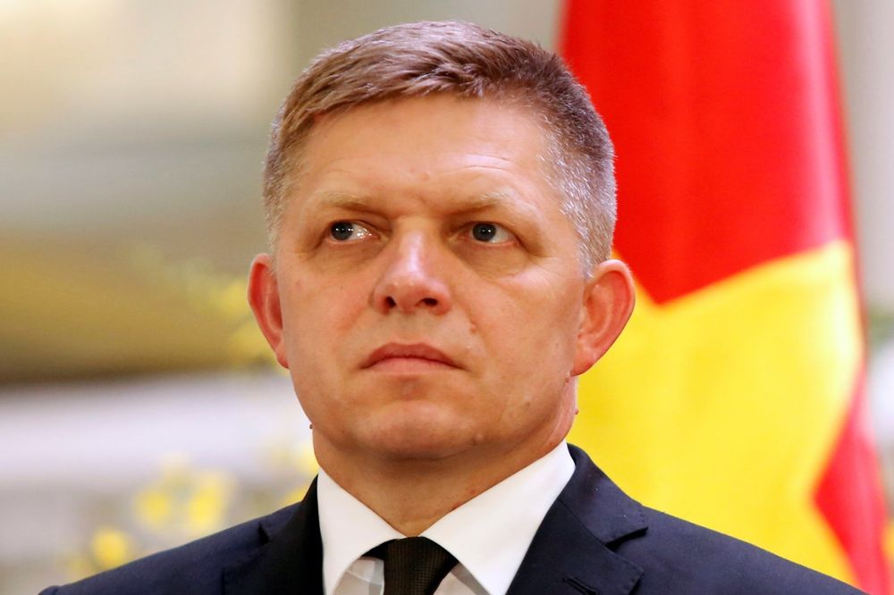 FICO JE ZADOBIO 3 PROSTRELNE RANE: Premijer Slovačke pogođen kada je izašao da se pozdravi sa građanima