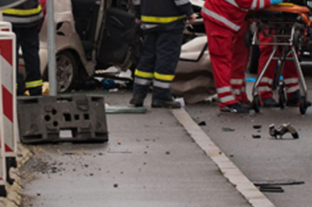 4 OSOBE POVREĐENE NA PUTU MLADENOVAC - TOPOLA Strašna slika sa mesta nesreće: Točak otpao, auto smrskan (FOTO)