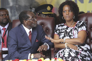 NOVI UDARAC MUGABEU: Stranka ga smenjuje sa mesta predsednika i izbacuje i njegovu bahatu suprugu!
