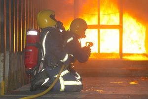 UŽAS U BANJALUCI: Vatrogasci ugasili požar u napuštenoj kući, pa pronašli ugljenisano telo!
