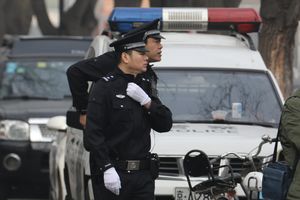DRAMA U KINI: Nepoznati napadač upao u bolnicu pa krenuo da ubada ljude nožem, ima MRTVIH