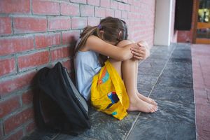 PEDOFILU IZ SUBOTICE ODREĐEN PRITVOR: Siromašnu devojčicu sa posebnim potrebama sačekivao blizu škole i odvodio sa sobom