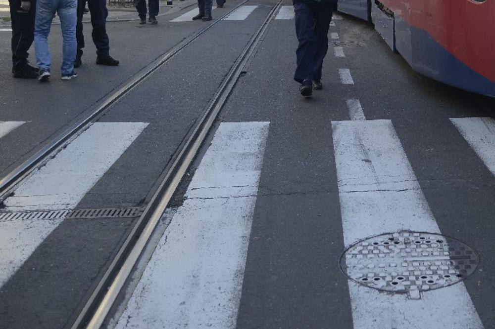 BAHATA SCENA ZABELEŽENA NA TRAMVAJSKIM ŠINAMA! Vozač se parkirao i ostavio auto, tramvaj nije mogao da krene! (FOTO)