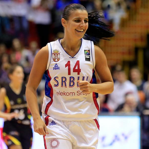 SEKSI SUPRUGA NBA ASA: Bezobrazan dekolte žene Bobana Marjanovića - i  veoma raskošan (FOTO)