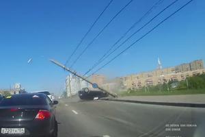 VARNICE NA SVE STRANE! DRAMATIČNO! Čovek vozio, udario ga drugi automobil, prevrnuo se na krov i srušio banderu! (VIDEO)