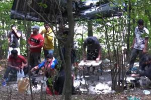 MIGRANTI SE NASTANILI U ŠUMI: Napravili kamp kod Velike Kladuše! Žive bez vode, struje i nadaju se da će preći granicu! (VIDEO)