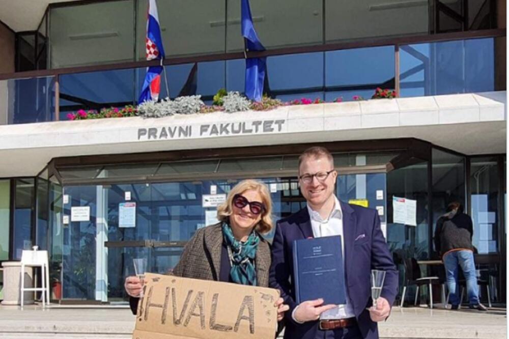 HVALA K***U! Večiti student konačno diplomirao, majka ga sačekala ispred fakulteta sa porukom o kojoj sada svi pričaju FOTO