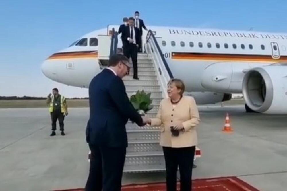 DŽENTLMENSKI POTEZ PREDSEDNIKA SRBIJE: Pogledajte kako je Vučić dočekao Angelu Merkel (VIDEO)