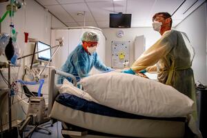 HOLANDIJA POČELA DA PREVOZI KOVID PACIJENTE U NEMAČKU: Ogroman pritisak na bolnice zbog porasta broja zaraženih
