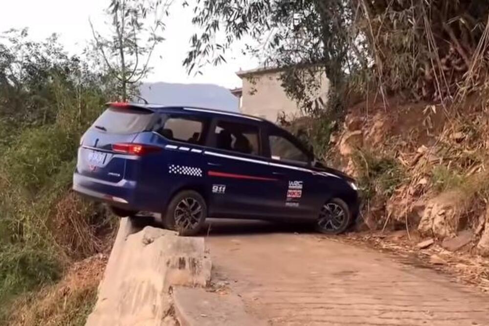 SNIMAK OD KOG SE LEDI KRV U ŽILAMA! JEDNA GREŠKA I MRTAV JE! Neustrašivi vozač okreće automobil na ivici provalije VIDEO