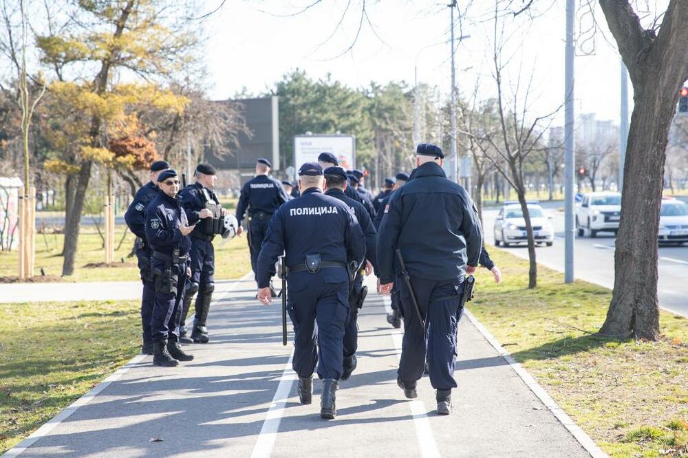 NAJMANJE 3.000 POLICAJACA NA ULICAMA BG: Obezbeđuju najavljene događaje, a ovo su procene o broju učesnika Prajd šetnje i litija