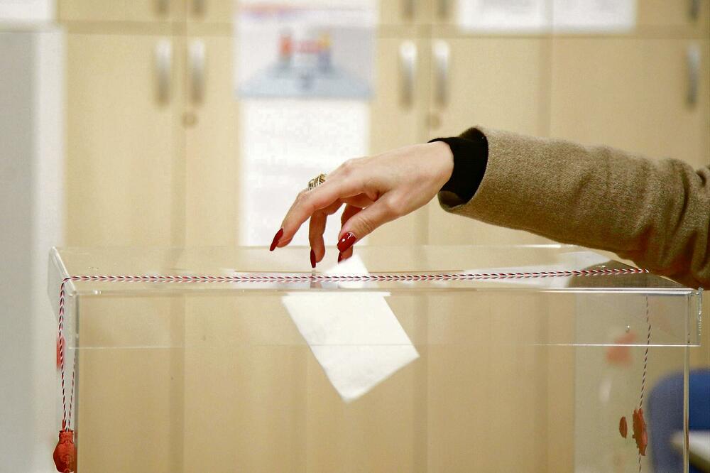 OTVORENA BIRAČKA MESTA U BUDVI: U izbornoj trci učestvuje devet lista, a pravo glasa ima čak 19.034 ljudi