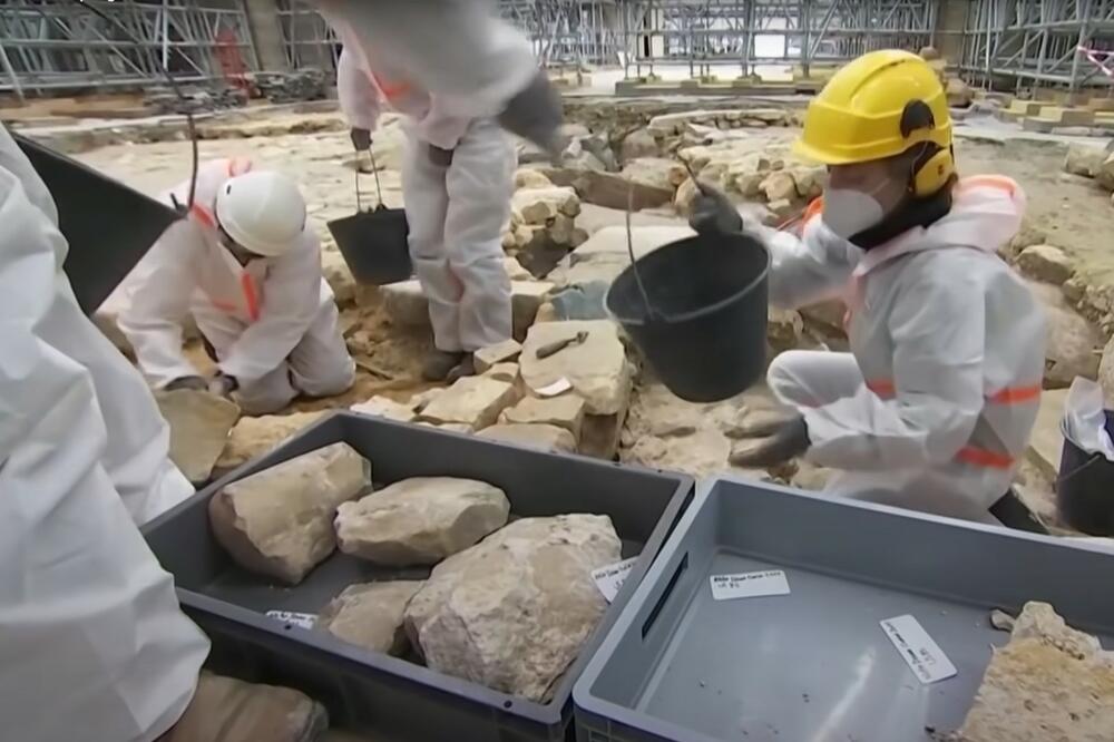 OTKRIĆE U KOMŠILUKU ŠOKIRALO ARHEOLOGE! Policajac na plaži pronašao misteriozni kovčeg sa NEOBIČNIM detaljima (FOTO)