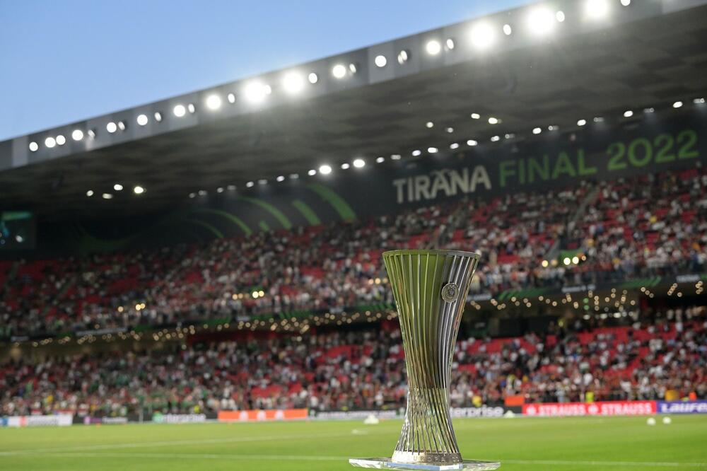 Лига конференций видео. Лига конференций 2021-2022 финал. Кубок Лиги конференций УЕФА. Лига конференций трофей.