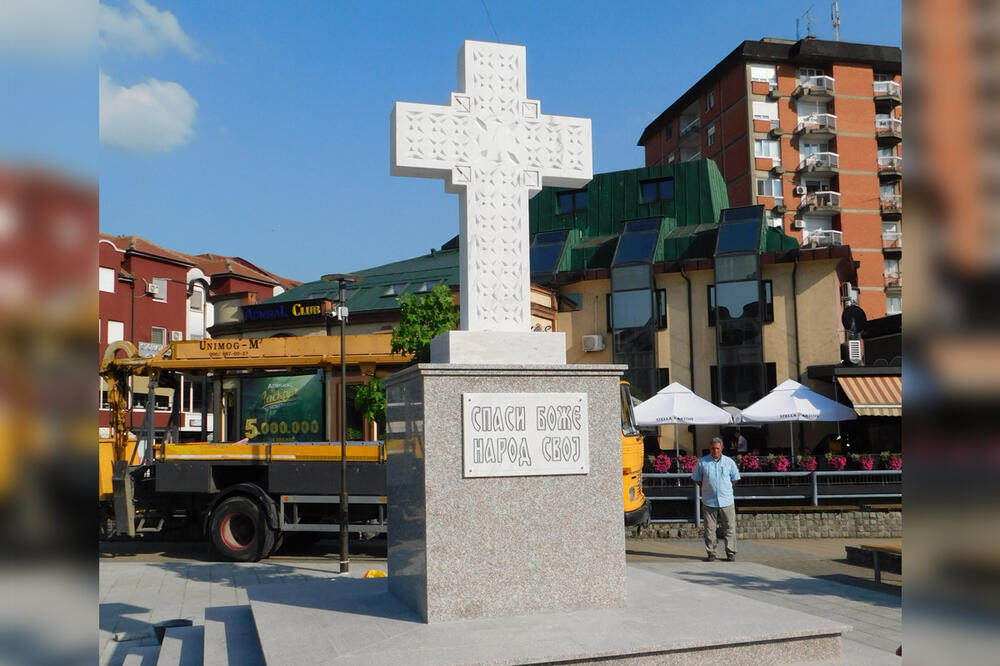 SVEČANOST U LOZNICI: Postavljen veliki mermerni KRST u centru grada (FOTO)