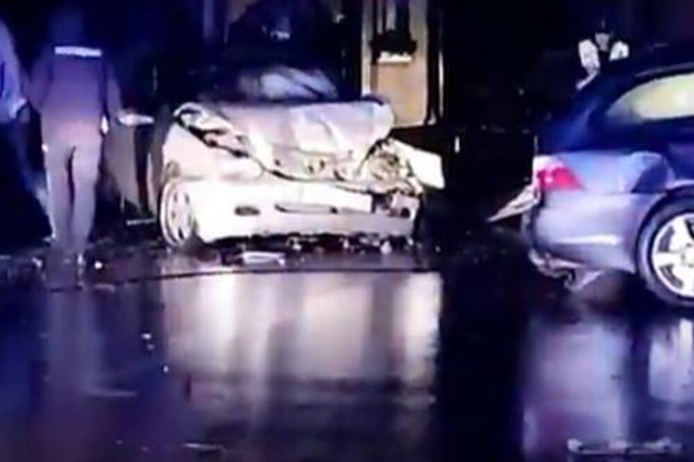 KARAMBOL U IVANJICI: Mercedesom izvalio betonsku banderu, pa se zakucao u parkirani automobil (VIDEO)