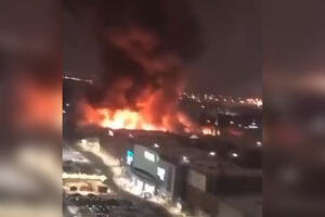 GORI VELIKI HIPERMARKET U MOSKVI: Serija eksplozija i urušen krov otežava gašanje! Plamen krenuo od mesta gde se varilo VIDEO