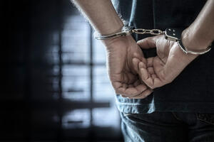 UPALI U KLADIONICU U TUTINU I UZELI 400.000 DINARA: Policija uhapsila dve osobe zbog razbojništva