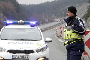 STRANCI POKUŠALI DA OTMU DETE U STRUMICI: Dramatična scena u parku, majka SVE GLEDALA! Policija objasnila ŠTA SE ZAISTA DESILO