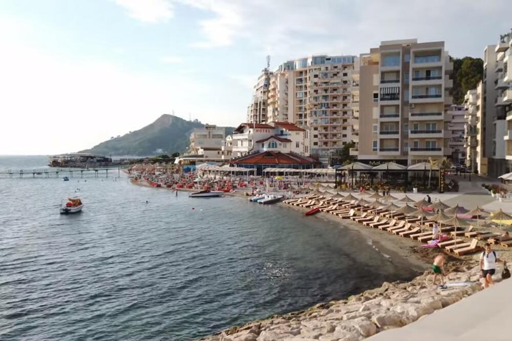 TITKTOKERKA OTIŠLA NA LETOVANJE U ALBANIJU, PA POHVALILA CENE: Dva espresa i voda sa pogledom na more za samo 3,20 evra! (VIDEO)