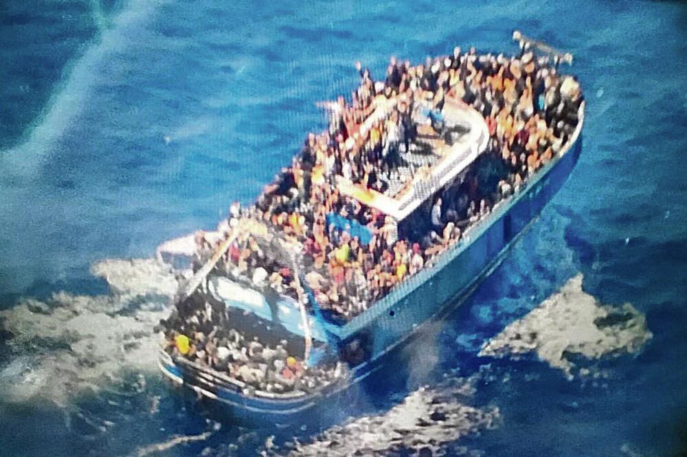 HOROR NA MEDITERANU: Krijumčari bacaju migrante sa glisera da bi lakše pobegli, nesrećni ljudi platili 4.500 dolara da ih prevezu