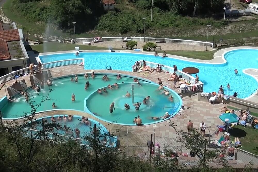 TURISTI POLUDELI ZA OVOM SRPSKOM BANJOM Noćenje 1.000 dinara, gužve ogromne, bazeni sa lekovitom vodom i blatom krcati