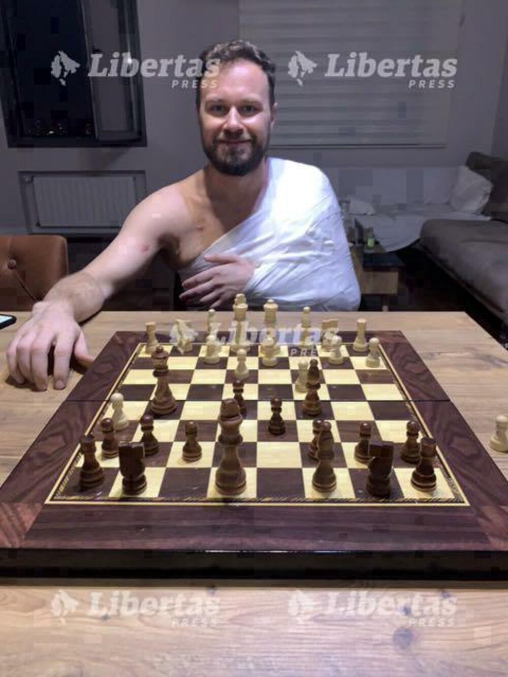 zvicer igra šah nakon pucnjave